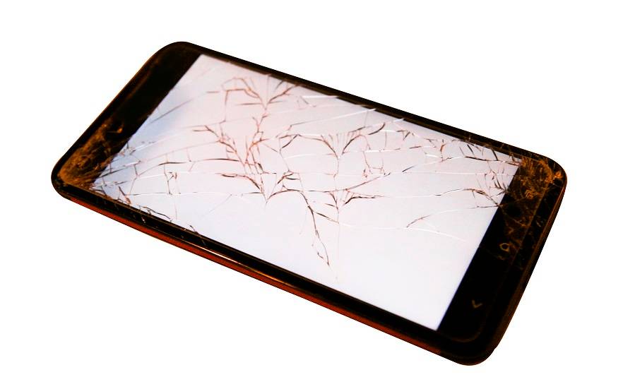 smartphone-with-cracked-screen