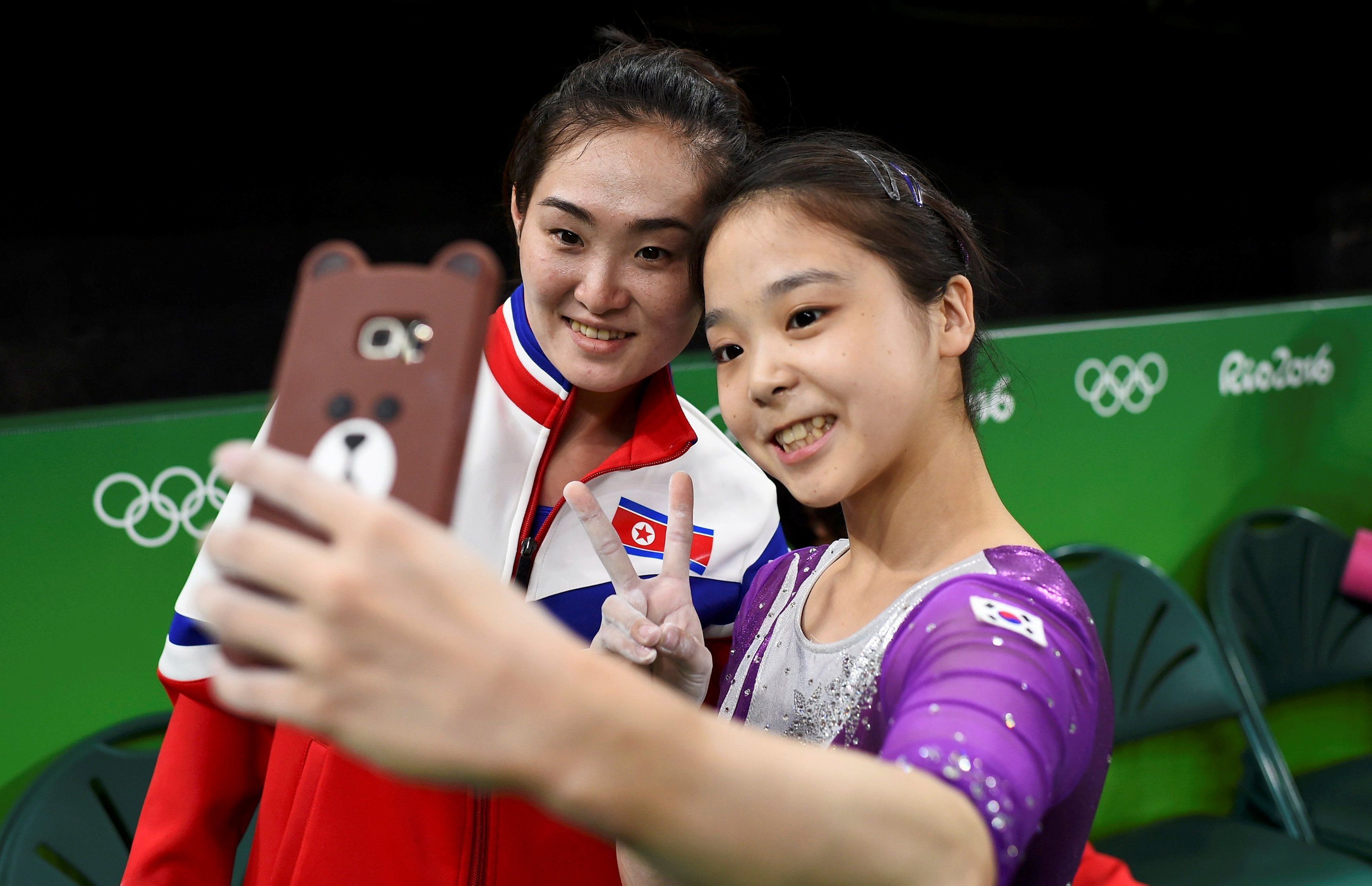 north-korean-and-south-korean-athletes-click-a-selfie-together