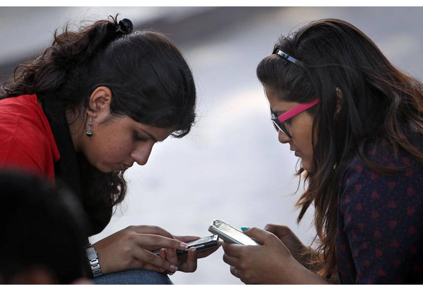 girl-school-with-phone