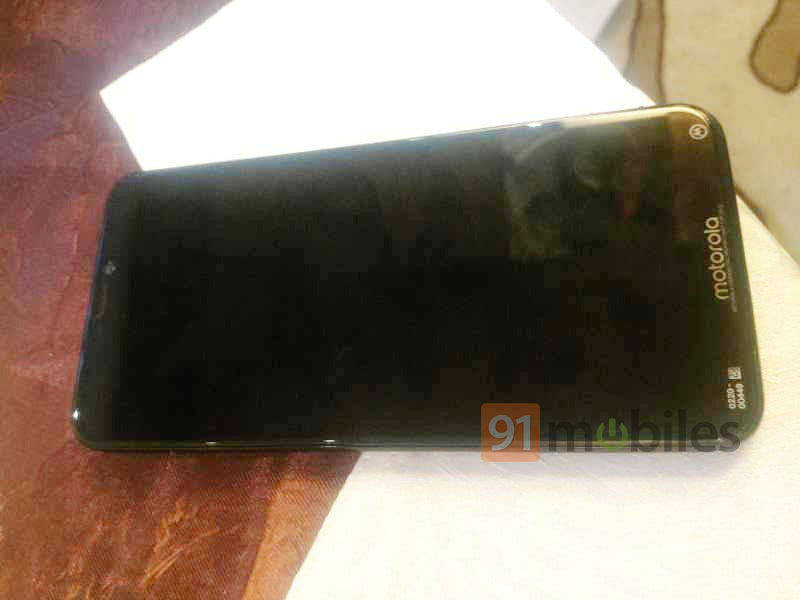 एक्सक्लूसिव: लॉन्च से पहले देखें मोटोरोला मोटो वन की लाइव इमेज, बेज़ल लेस डिसप्ले के साथ डुअल कैमरा