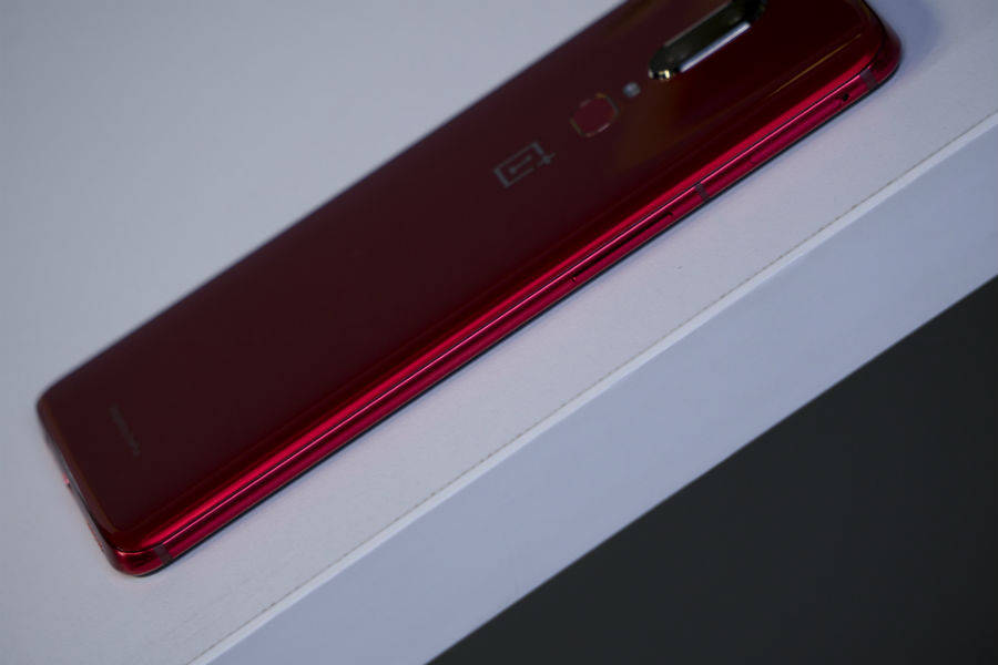वनप्लस 6 रेड एडिशन प्राइस स्पेसिफिकेशन और फीचर्स।