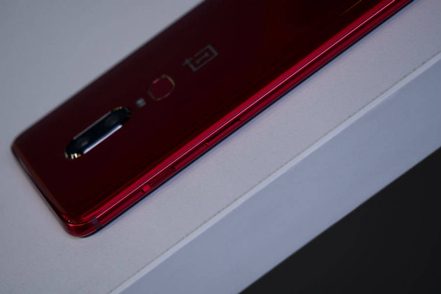वनप्लस 6 रेड एडिशन प्राइस स्पेसिफिकेशन और फीचर्स।