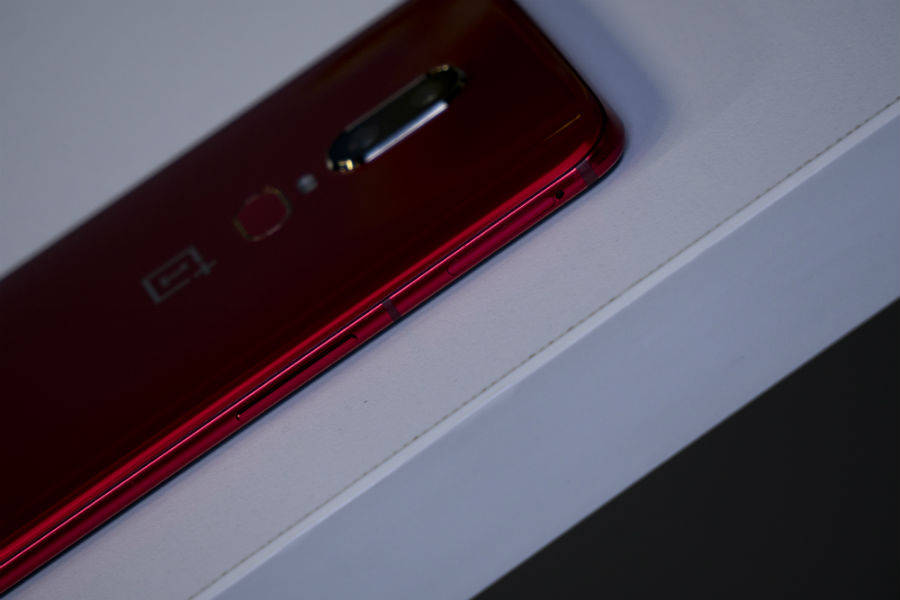 वनप्लस 6 रेड एडिशन प्राइस स्पेसिफिकेशन और फीचर्स।