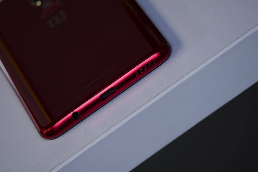 वनप्लस 6 रेड एडिशन प्राइस स्पेसिफिकेशन और फीचर्स।