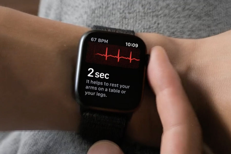 apple watch saved woman life after heart attack