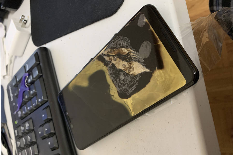 redditors-google-pixel-3xl-catches-fire-toronto-in-hindi