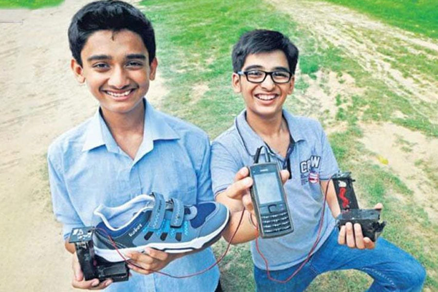 smartphone-will-charge-by-walk-kinetic-energy-delhi-student-develop-new-techno-gadget-make-in-india