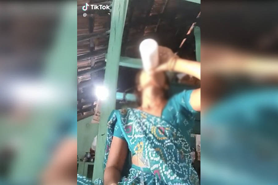 tamilnadu-24-years-mother-tiktok-video-poison-suicide-whatsapp-husband-scolded