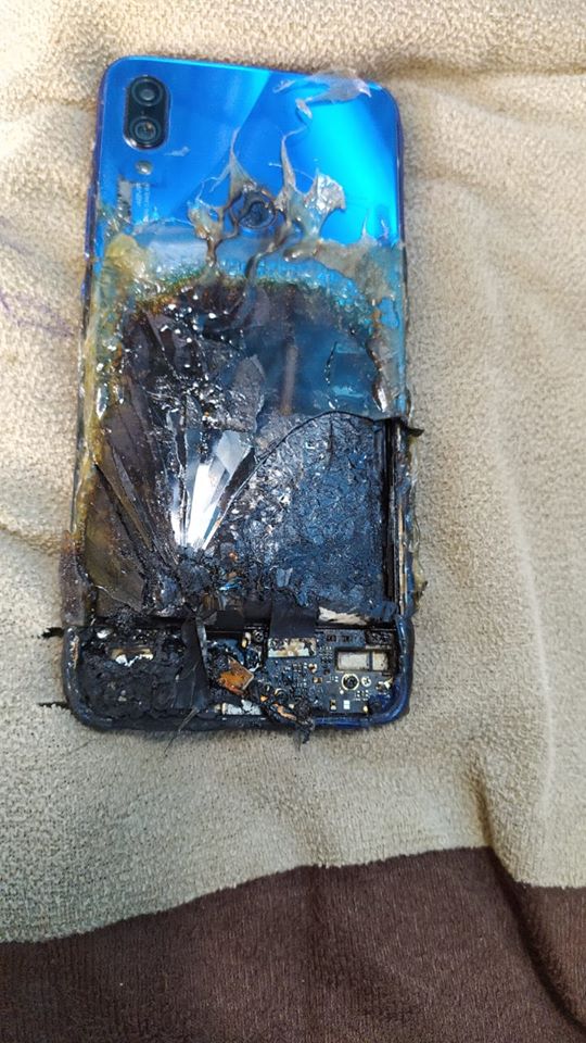 Xiaomi Redmi Note 7S caught fire in thane maharashtra india