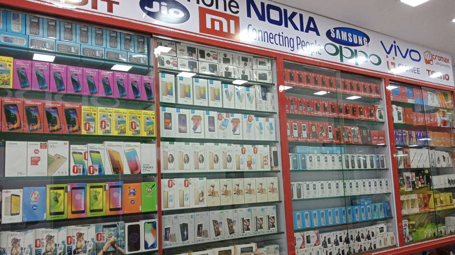 AIMRA mobile retailer protest in ramleela maidan against online exclusive sale india price parity