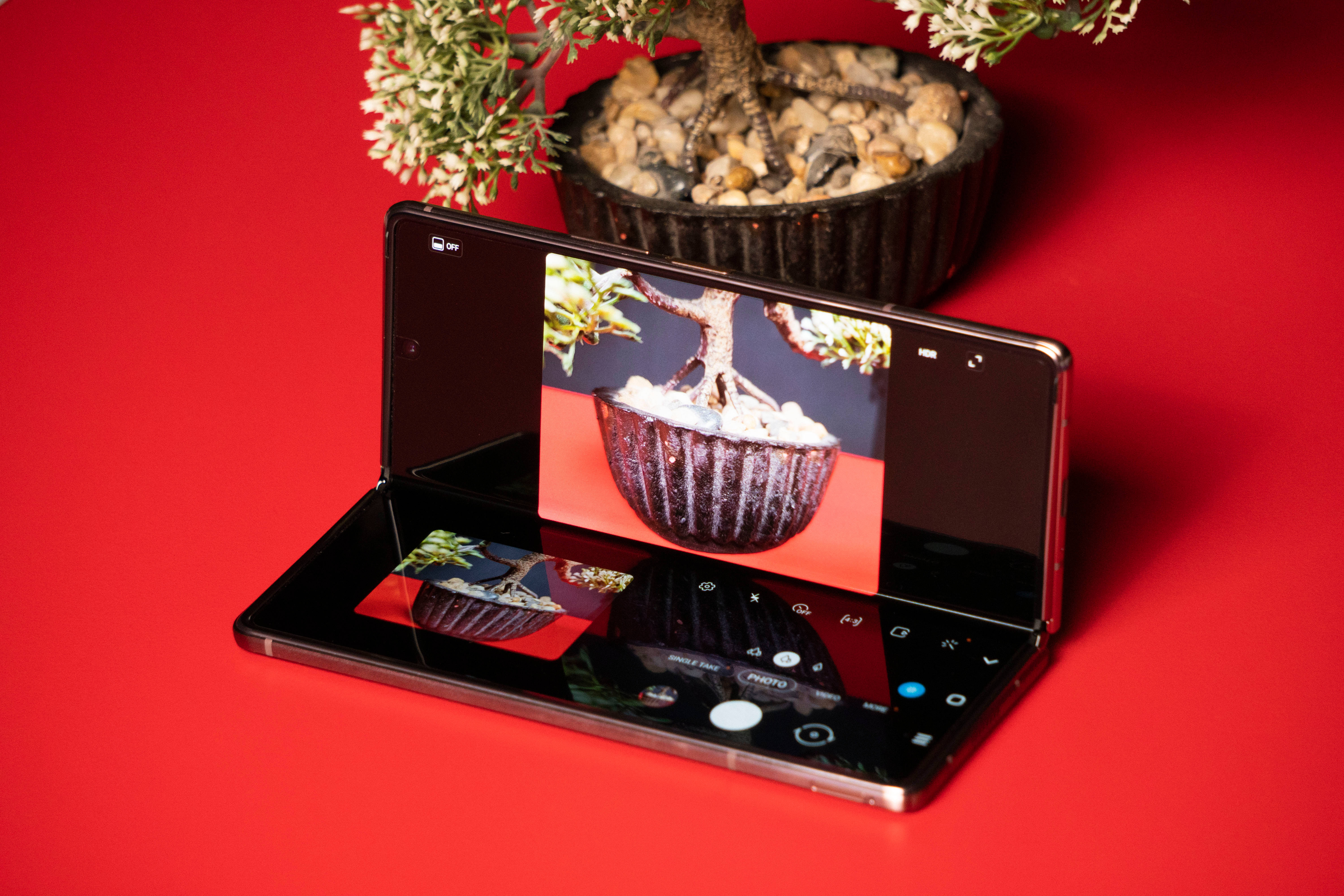 samsung galaxy z fold 2 first impression look design display camera