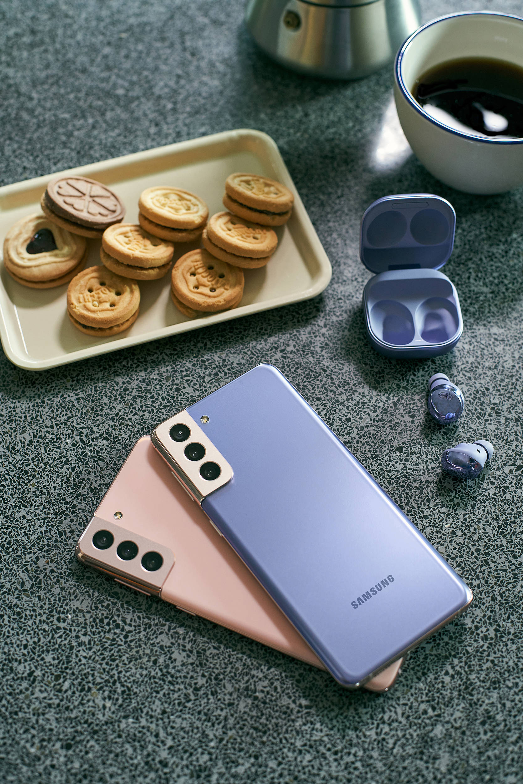 01_galaxybudspro_lifestyle_cut