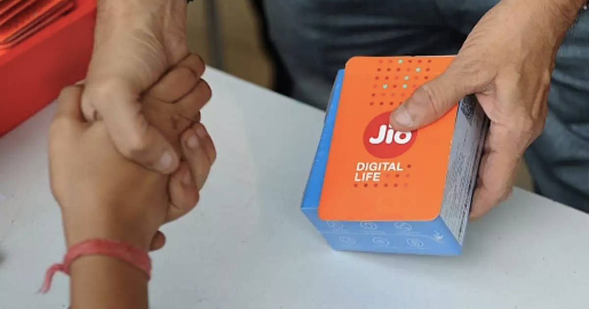 Reliance Jio mobile recharge plan rs 555 Offer data benefits Tata IPL 2022 watch free