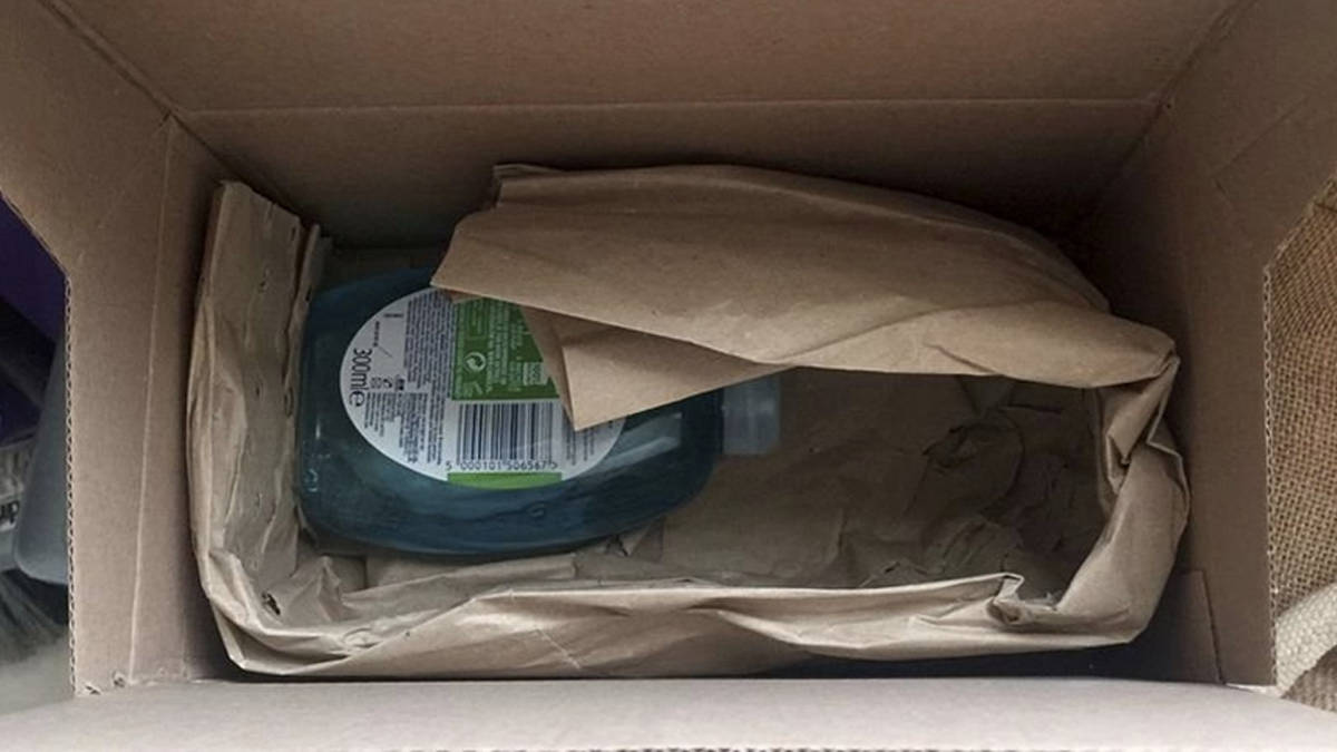 lady-ordered-apple-iphone-13-pro-max-worth-2031-usd-but-got-hand-sanitizer