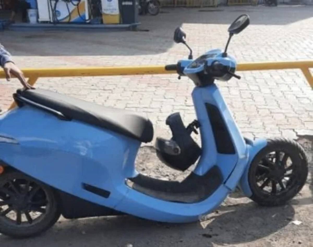 Front tire separated from Ola S1 Pro electric scooter on the road.