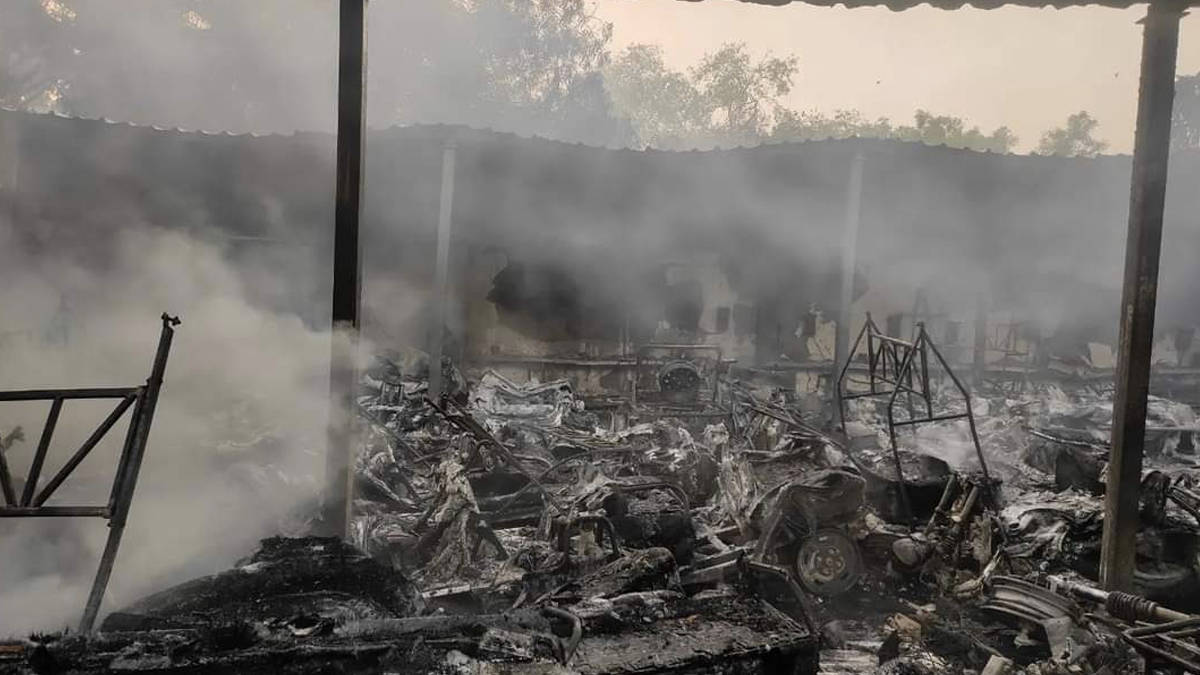 100 Electric Vehicles burnt in delhi jamia EV Parking fire