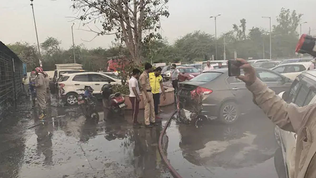 100 Electric Vehicles burnt in delhi jamia EV Parking fire