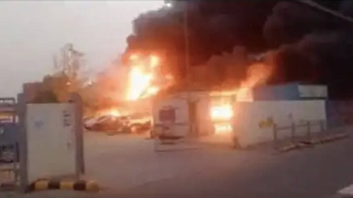 100 Electric Vehicles burnt in delhi jamia EV Parking fire