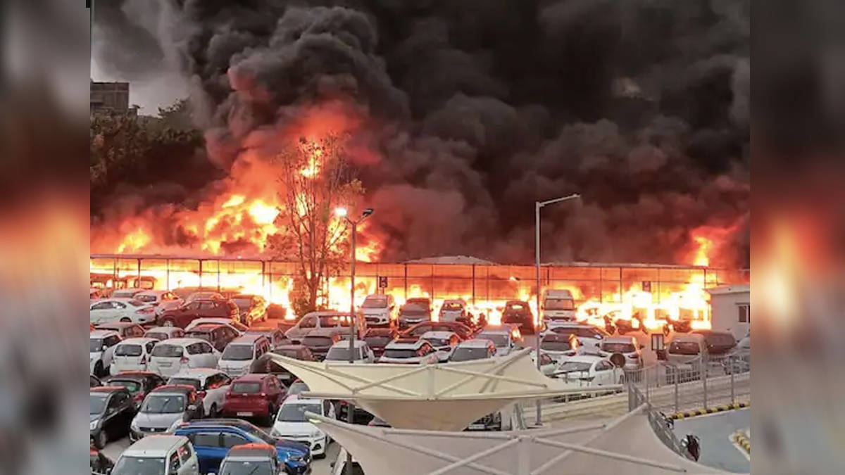 100 Electric Vehicles burnt in delhi jamia EV Parking fire