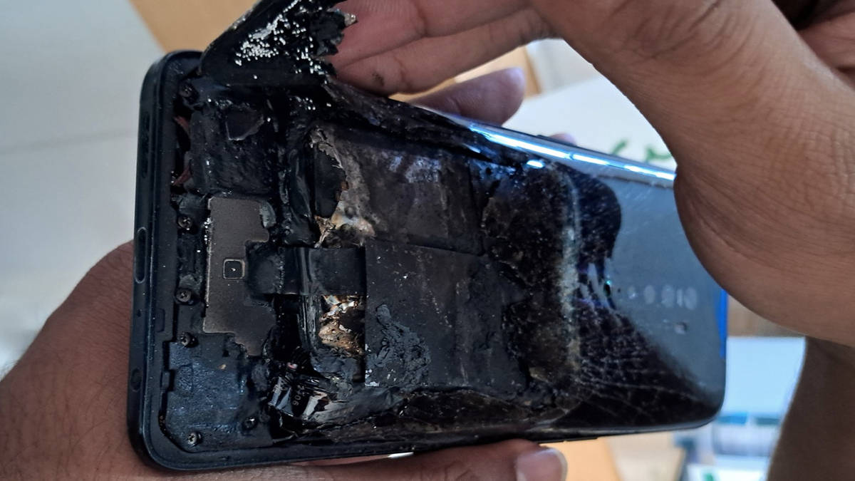 OPPO Reno2 blast in Bengaluru india phone catches fire while using