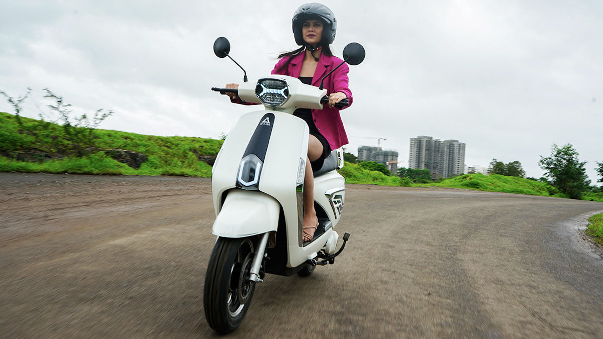 200 km range iVOOMi Energy JeetX electric scooter launched in india check price sale features