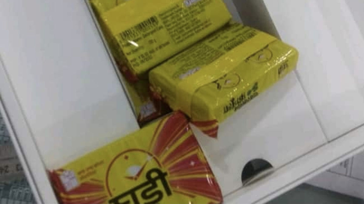 Flipkart sale man order laptop worth rs 50 thousand instant received ghadi detergent soap online scam