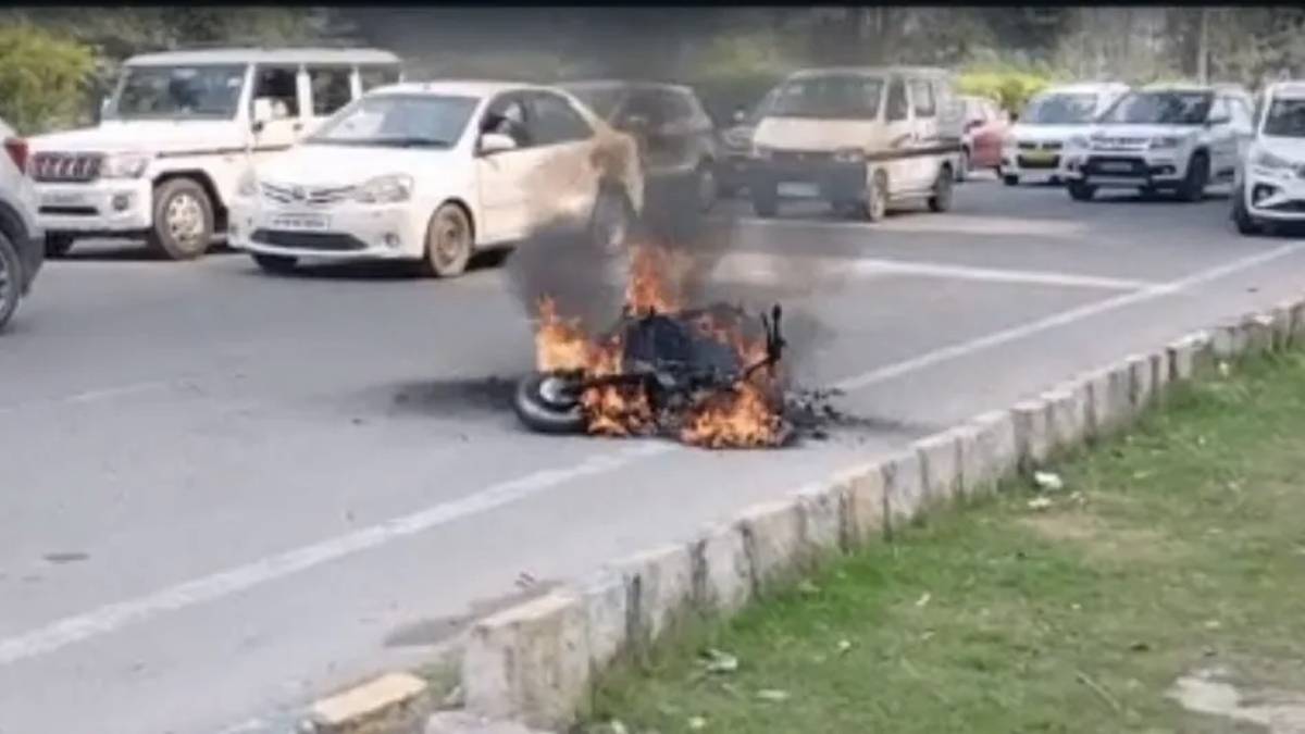 noida delivery boy electric scooter got fire on road watch video